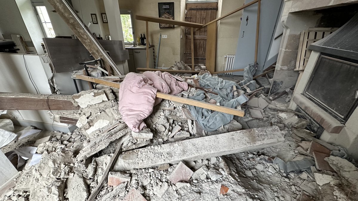 DavidBuron's tweet photo. 😱Actuellement sur @M6 : Jean se pensait très bien assuré, couvert contre tout type de sinistres. Hélas : lorsque le plafond de la chambre de sa fille s’est soudainement effondré dans la nuit du 24 septembre, il a découvert que ce n’était pas le cas ! #CPVA @courbet_julien https://t.co/21GIwCYC2a