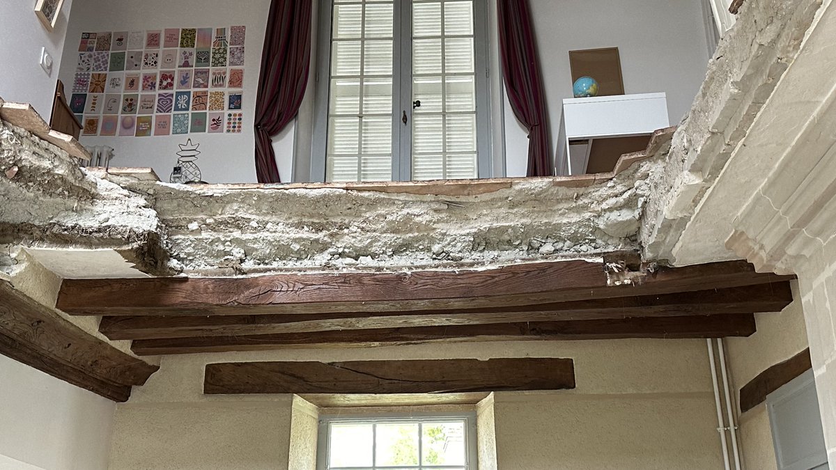 DavidBuron's tweet photo. 😱Actuellement sur @M6 : Jean se pensait très bien assuré, couvert contre tout type de sinistres. Hélas : lorsque le plafond de la chambre de sa fille s’est soudainement effondré dans la nuit du 24 septembre, il a découvert que ce n’était pas le cas ! #CPVA @courbet_julien https://t.co/21GIwCYC2a