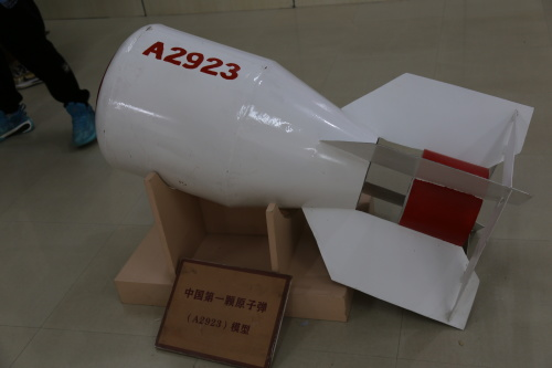 ExtremaRatio4's tweet photo. [China, Military] Sixty years ago, at 3 p.m. on October 16, 1964, China detonated its first atomic bomb.
The code name given to the atomic bomb was Miss Qiu (Project 596).

As we wrote in this post last September, in October 2023 the Pentagon warned that the People's Republic of China (PRC) was developing weapons of mass destruction on an unprecedented scale. 

According to U.S. intelligence, Beijing has built at least 100 nuclear warheads in the past year and is rapidly moving toward the goal of expanding its nuclear arsenal.

According to the Pentagon report, China has accumulated more than 500 nuclear warheads and is on track to have 1,000 destructive weapons by 2030.

Finally, on September 25, China launched intercontinental ballistic missiles (ICBMs) capable of carrying nuclear warheads into the Pacific Ocean.

The ICBM was launched from a land base with a simulated warhead and has a range of 12,000 kilometers. This weapon has the ability to hit targets in any corner of the world within 26 minutes.
Read more at: https://t.co/u9fKvXUHUy
#China #Nuclear #Military #XIJinping #USA #ExtremaRatio