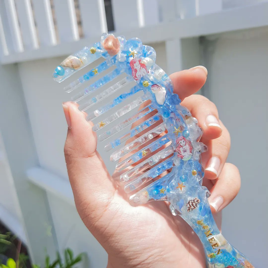 StuffMemorable's tweet photo. วันนี้มาในธีมเจ้าหญิงแอเรียลในท้องทะเล🧜‍♀️🐚🌊🩵
สนใจสั่งทำสอบถามได้ทุกช่องทางเลยนะคะ🥰💖
#ตลาดนัดเรซิ่น #สวัสดีสายผลิต #เรซิ่น #สายผลิต  #สายผลิตผู้อยากเติบโต #สายผลิตงานมือ #ชุมชนนักสร้างสรรค์ #มาอวดโฮมุ้ #โฮมุ้ #หวีเรซิ่น #หวีดอกไม้แห้ง #เรซิ่น #resin #resinart #resinshaker https://t.co/iowDqrYd2A