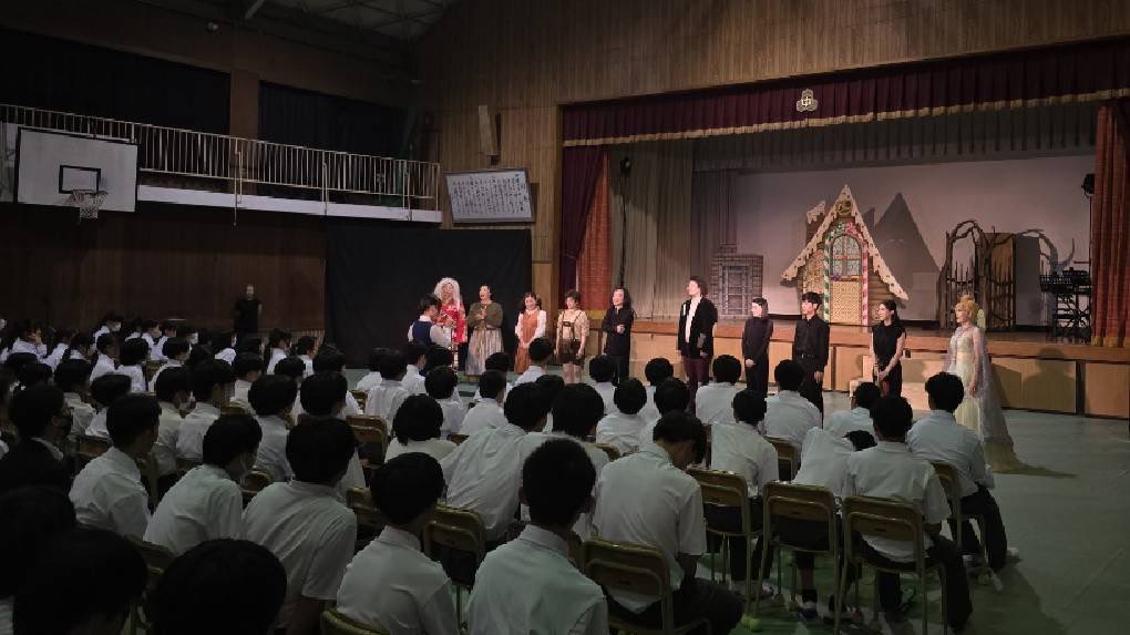 sakaicityopera's tweet photo. 舞台芸術等総合支援事業(学校巡回公演)『ヘンゼルとグレーテル』🧙‍♀️
本日は、広島市内の中学校で公演を行いました！
生徒の皆さん、超真剣！
#堺シティオペラ
#古瀬まきを
#郷家暁子
#水野智絵
#池田真己
#孫勇太
#西山加奈子
#藤村知史
#阿佐聖姫子
#西川ひかり
#荒玉創人
#坂口茉里 https://t.co/HCxgeqXREo