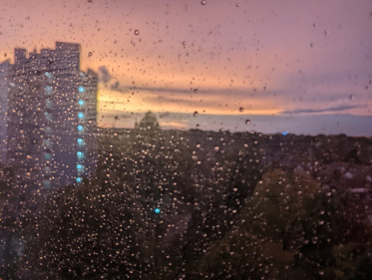 abdul_semi's tweet photo. Sunset. Drizzles. London. #WindowShot #photography https://t.co/IEMfvQHDYK