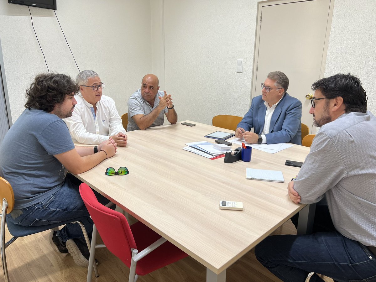 GrupoPSOEMurcia's tweet photo. Nos reunimos con la Asociación por un Cambio de Modelo Energético Independiente y Sostenible @AcmeisA .
Apoyamos su causa, y nos sumamos a su reivindicación para que la Comunidad @regiondemurcia abone las subvenciones del Plan MOVES, financiadas con fondos europeos. https://t.co/jryVv2uCsF