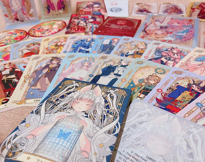 台湾にて開催中の『紅花絵染|神威なつき台湾初個展』のグッズサンプル頂きました✨
タロットカード大アルカナBOXもすごいですが、丸コースター!これ陶器でできてます…良すぎる!👀
現地限定のスタンプも押して送っていただけて嬉しいです!

通販もされるそうなのでぜひチェックお願いします🙏☺️🌸 