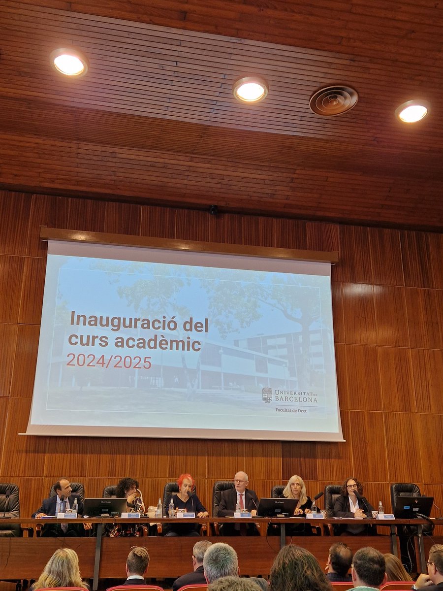 Acte d'inauguració del curs acadèmic 2024-25 de la facultat <a href="/Dret_UB/">Facultat de Dret UB</a>, amb la lliçó de l'alumni Rosa Maria Calaf 'Només el saber (informat) ens fa lliures'.