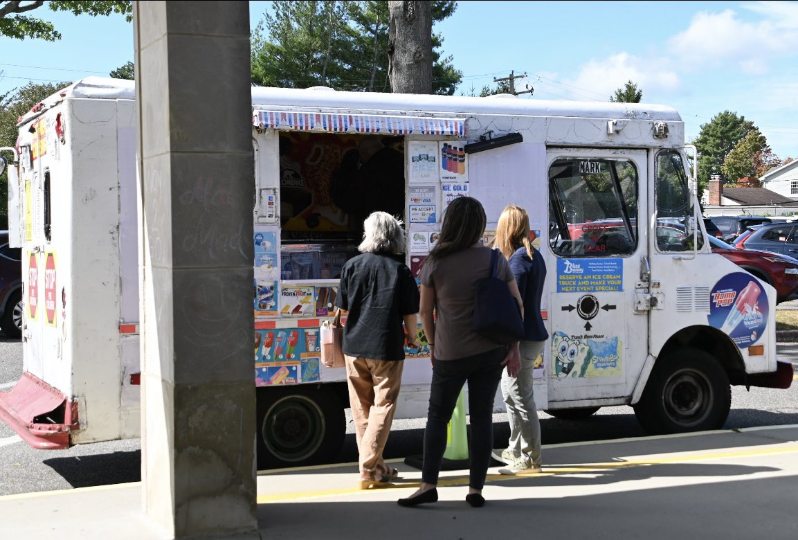 Staff members at Stratford Road enjoyed a special treat from our PTA - ice cream! Thank you to our PTA from this surprise at the start of the year, to acknowledge the hard work our staff members.🍦🍦🍦
