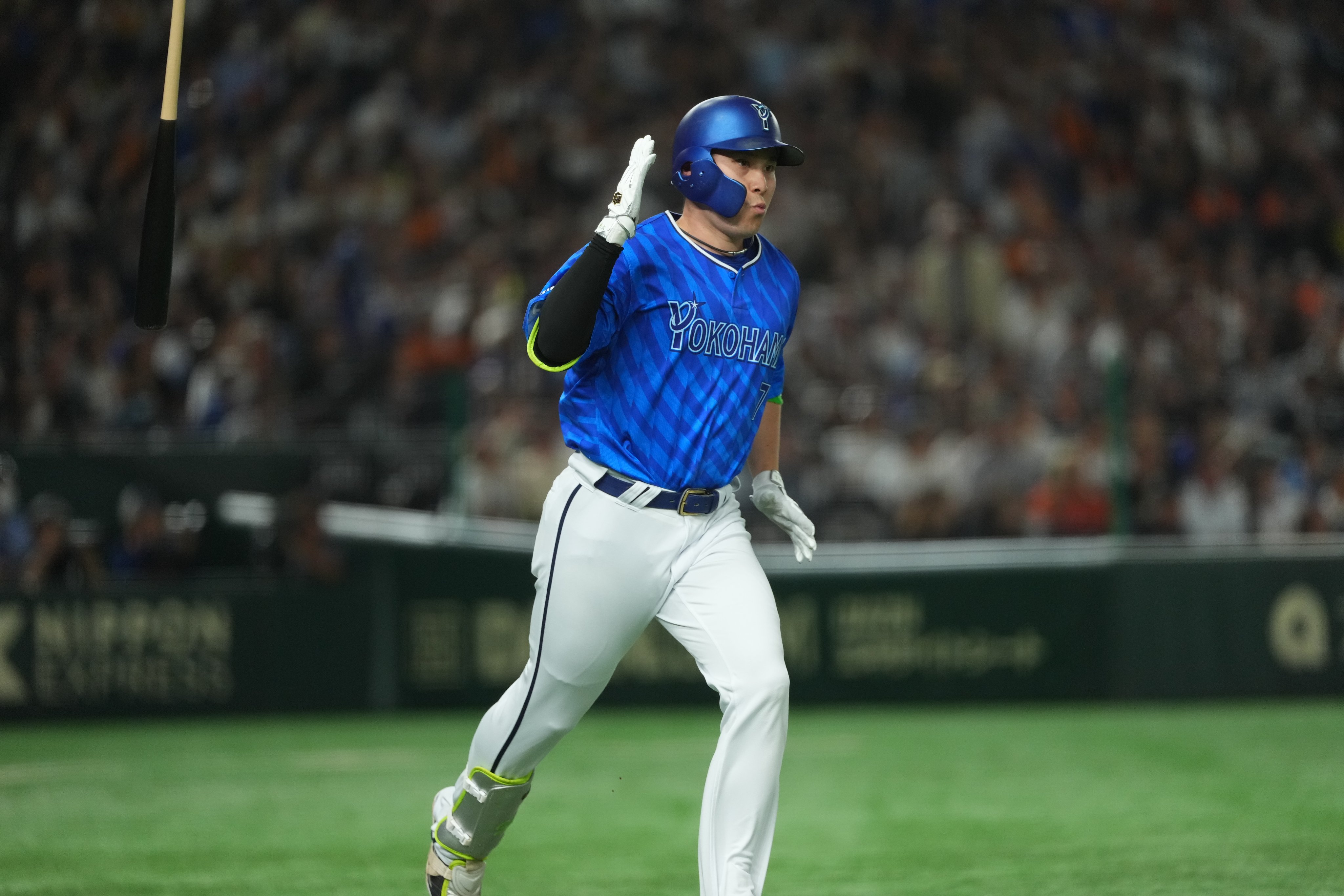 特価品セ NPB プロ野球 横浜 手袋 バット 佐野恵太 ベイスターズ DeNA バット