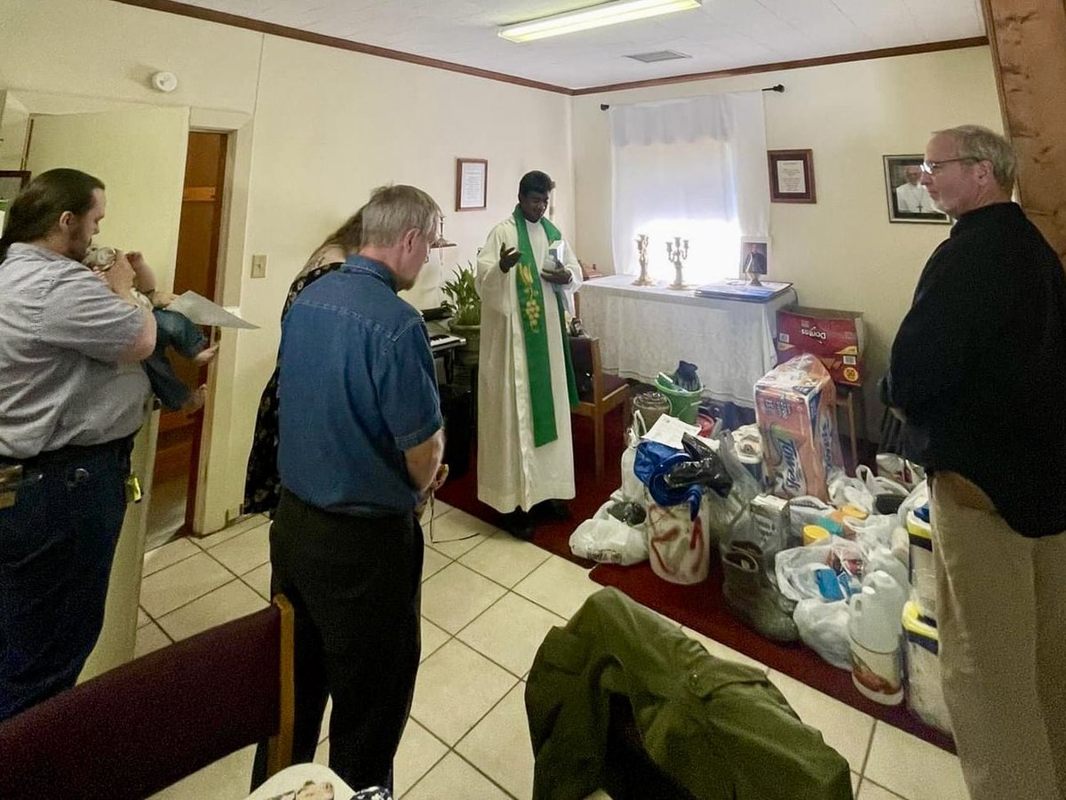 hermanodavid's tweet photo. Mission to Mission. The Glenmary mission parish in Martin County, NC collected donations and supplies to send to the hurricane and flood victims in our mission in Unicoi County, TN. https://t.co/tjHVmx855A