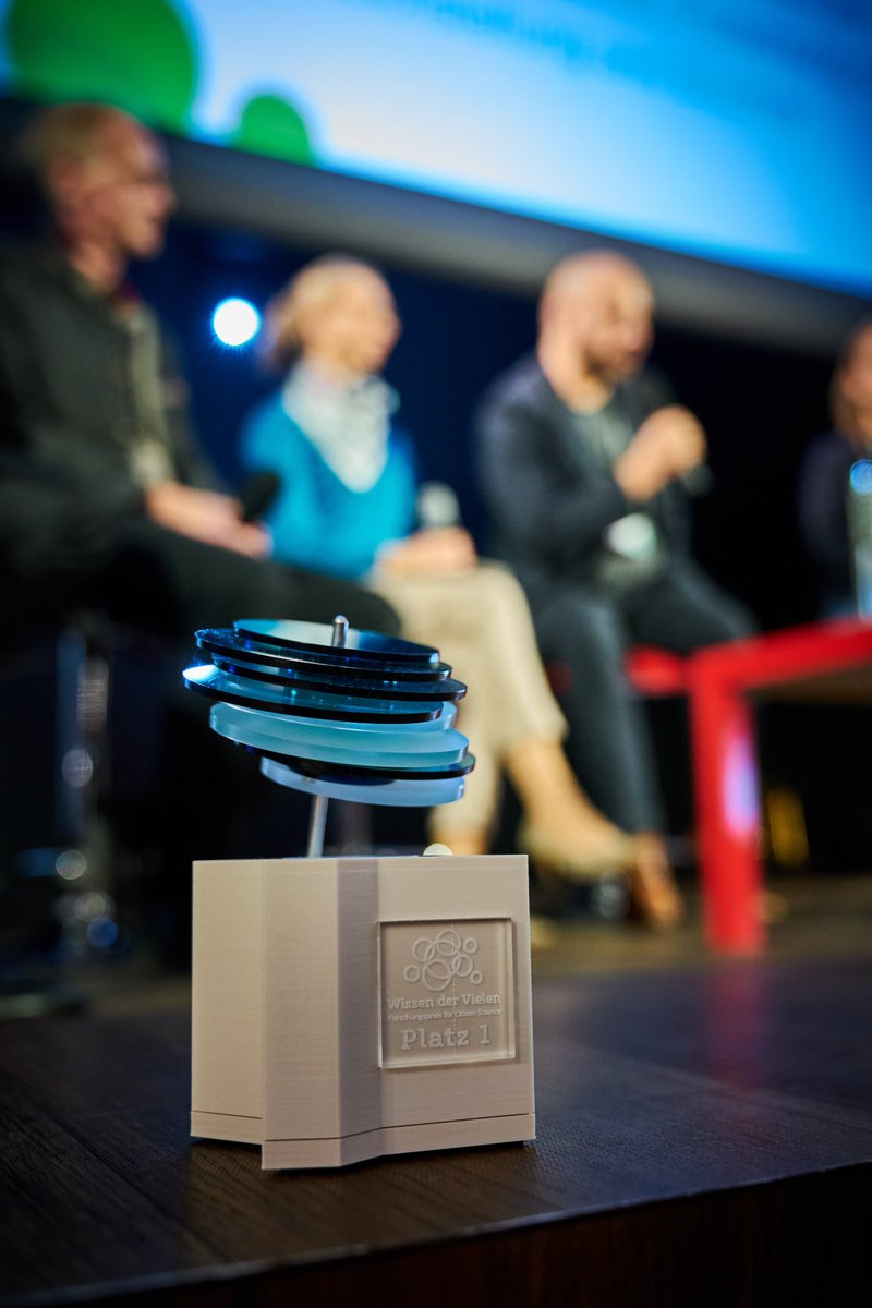 mit:forschen! Gemeinsam Wissen schaffen (@mitforschen) on Twitter photo Mit dem #WissenDerVielen24 haben unsere Preisträger*innen exzellente Forschungsergebnisse erzielt 🏆 Vor einer Woche wurden @GoennerJulia (Platz 1), Tanja Aal (Platz 2) & <a href="/dreyer_boris/">Boris Dreyer</a> (Platz 3) geehrt. Wer mag lesen & Fotos ansehen?
🔗mitforschen.org/forschungsprei… Foto: Claudia Höhne Mit dem #WissenDerVielen24 haben unsere Preisträger*innen exzellente Forschungsergebnisse erzielt 🏆 Vor einer Woche wurden @GoennerJulia (Platz 1), Tanja Aal (Platz 2) & <a href="/dreyer_boris/">Boris Dreyer</a> (Platz 3) geehrt. Wer mag lesen & Fotos ansehen?
🔗mitforschen.org/forschungsprei… Foto: Claudia Höhne