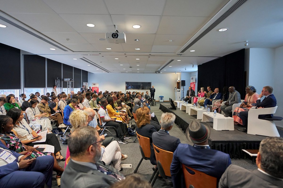 CAE_FSEG's tweet photo. 👌🏿 Dans ce congrès #CJEF2024, l'@AUF_AfriqueCGL est representé par 6️⃣ clubs éstudiantins membres du réseau #Clef de l'@auf_org, à savoir:  @CAE_FSEG 🇧🇮, @LesManagersUCAC 🇨🇫,Club U-Verte 🇬🇦, Club For Afya &amp; @ClubEcoKivu de la #RDC et le Club Grain d'espérance 🇹🇩

#CAE #AUF https://t.co/x09at5mZdV