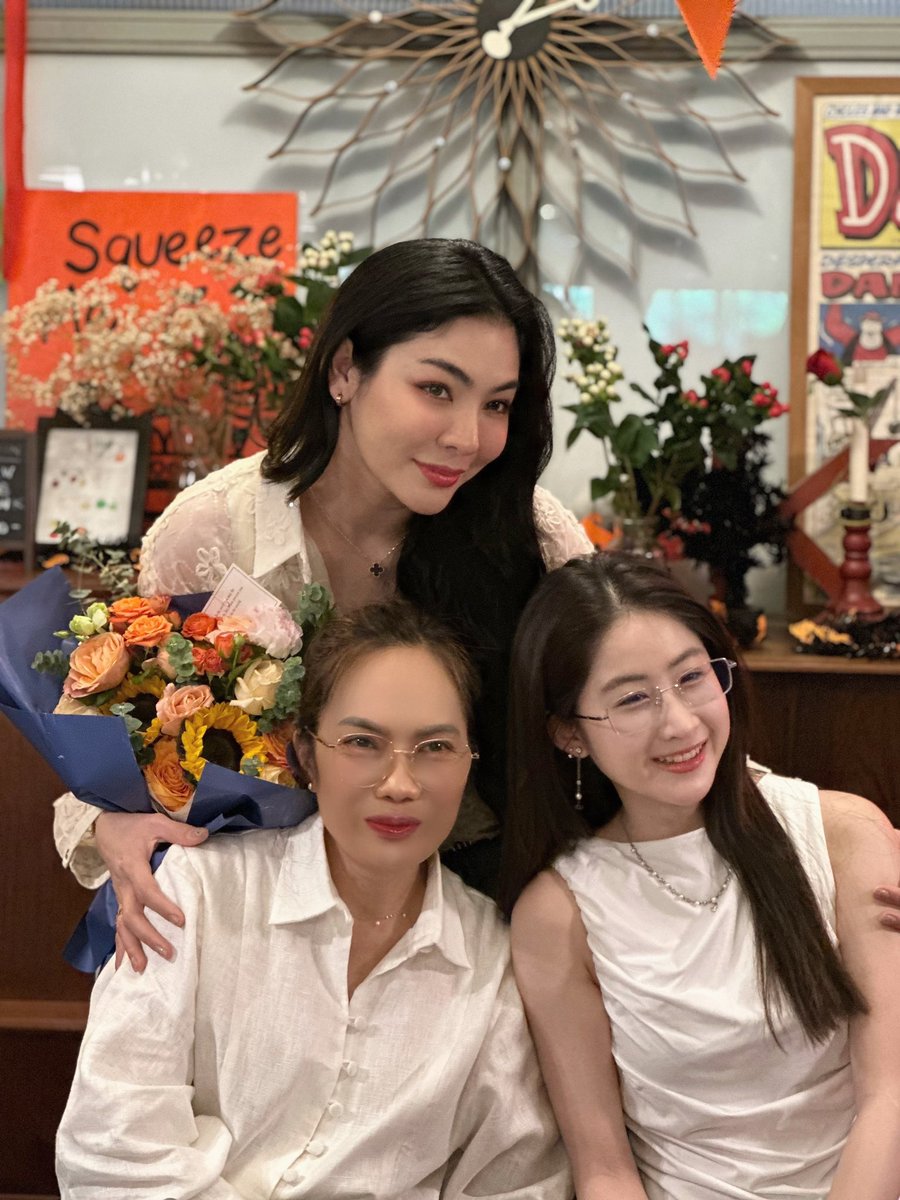 wannisa_opor's tweet photo. Fayemily🎂💐💝✨

#FayePeraya 
#YokoApasra https://t.co/Qfdqntq1Pb