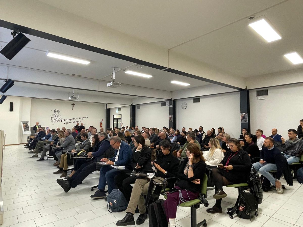 FitERCisl's tweet photo. Con l'assessore allo sviluppo economico e green economy, lavoro, formazione e relazioni internazionali @colla_vincenzo e il Segretario Generale Fit Cisl ER @aldo_cosenza si discute sull'impatto dell'AI nel mondo del lavoro e si analizzano i pro e i contro di tale innovazione . https://t.co/eHEZibgbBN