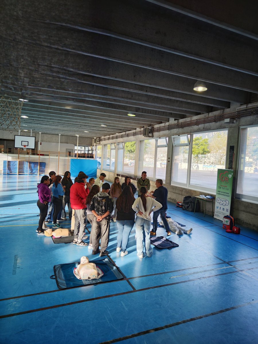 Avui els companys de l'Assosiació de Tot Cor, membres  de CCR,  a l'institut Guillem de Berguedà de Berga , han portat a terme un taller de SV a diferents cicles formatius.
Gràcies als dos instructors, Eduard González Navarro i Antolí Barra.