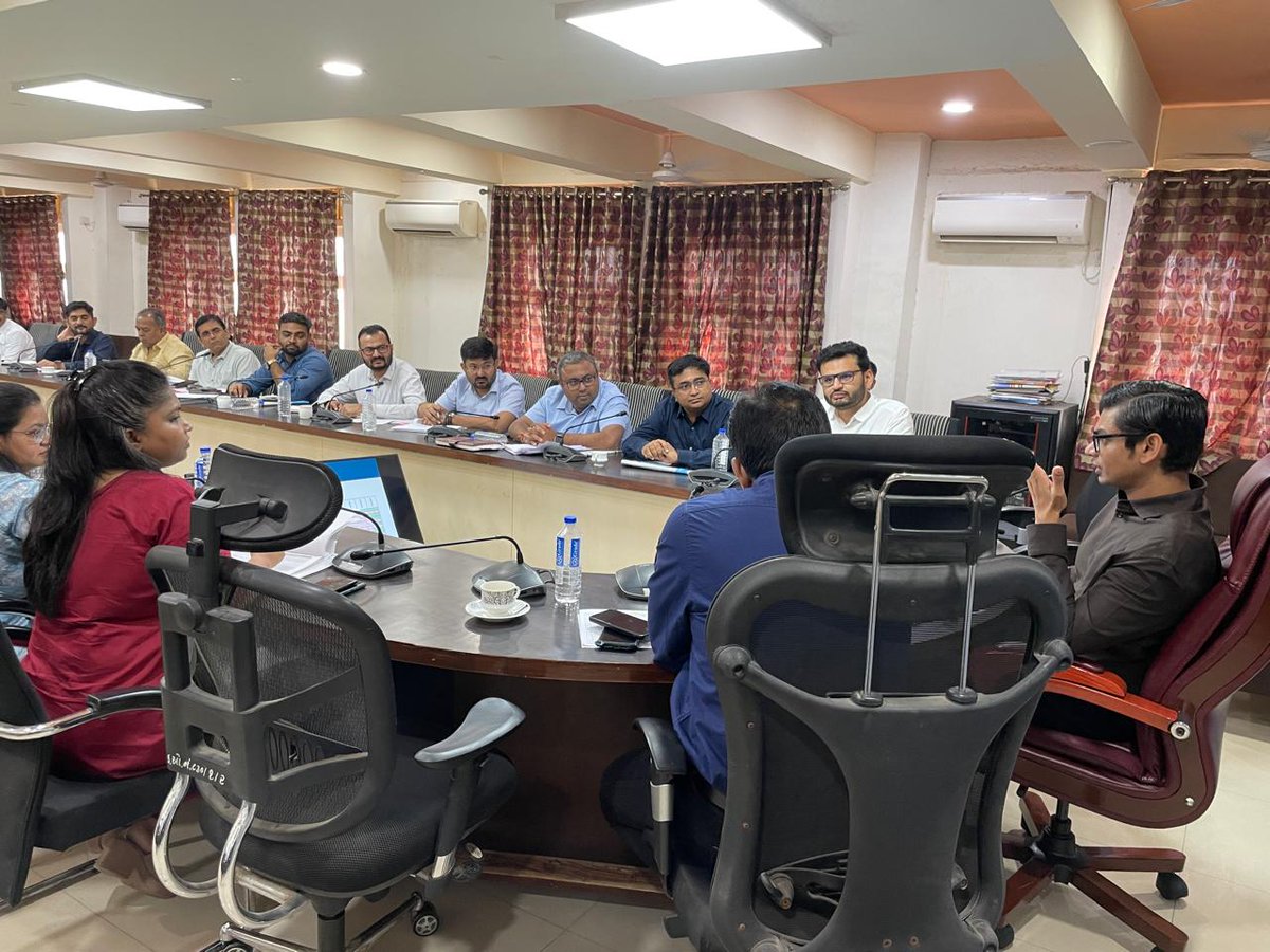CollectorBK's tweet photo. કલેક્ટરશ્રી બનાસકાંઠા દ્વારા મહેસૂલી અઘિકારીઓની સમીક્ષા બેઠક અંતર્ગત #iRCMS, #RFMS, #iORA, #CMDASHBOARD રીપોર્ટ, મહેસૂલી પત્રકોની માહિતી તથા પડતર અરજીઓ/પત્રકોનો નિકાલ સંદર્ભે કામગીરીની સમીક્ષા તેમજ રીવ્યુ કરી જરૂરી સૂચનો કર્યા. https://t.co/0dOh2sWkcE