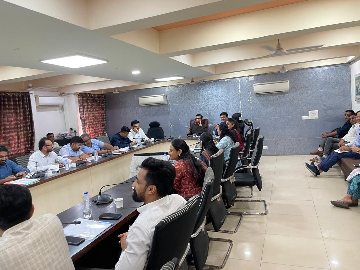 CollectorBK's tweet photo. કલેક્ટરશ્રી બનાસકાંઠા દ્વારા મહેસૂલી અઘિકારીઓની સમીક્ષા બેઠક અંતર્ગત #iRCMS, #RFMS, #iORA, #CMDASHBOARD રીપોર્ટ, મહેસૂલી પત્રકોની માહિતી તથા પડતર અરજીઓ/પત્રકોનો નિકાલ સંદર્ભે કામગીરીની સમીક્ષા તેમજ રીવ્યુ કરી જરૂરી સૂચનો કર્યા. https://t.co/0dOh2sWkcE