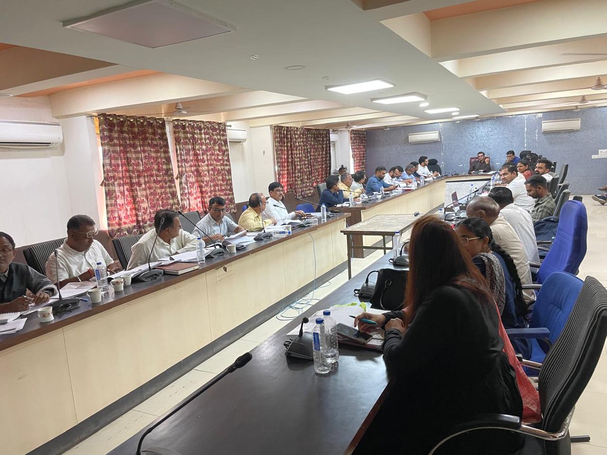 CollectorBK's tweet photo. કલેક્ટરશ્રી બનાસકાંઠા દ્વારા મહેસૂલી અઘિકારીઓની સમીક્ષા બેઠક અંતર્ગત #iRCMS, #RFMS, #iORA, #CMDASHBOARD રીપોર્ટ, મહેસૂલી પત્રકોની માહિતી તથા પડતર અરજીઓ/પત્રકોનો નિકાલ સંદર્ભે કામગીરીની સમીક્ષા તેમજ રીવ્યુ કરી જરૂરી સૂચનો કર્યા. https://t.co/0dOh2sWkcE