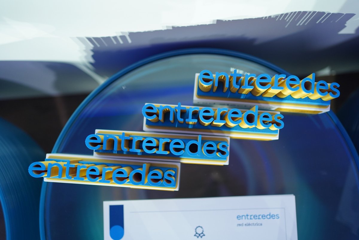 RedeiaCorp's tweet photo. Comenzamos el día con una gran celebración🎉:

🏅Entregamos los premios de nuestros concursos #RedeSTEAM y Olimpiadas #Entreredes.

🧡Queridos alumnos y alumnas: estamos felices de reunir tanto talento joven, ilusionado y comprometido con un futuro lleno de ciencia que favorezca el avance tecnológico y la #transicionecológica.