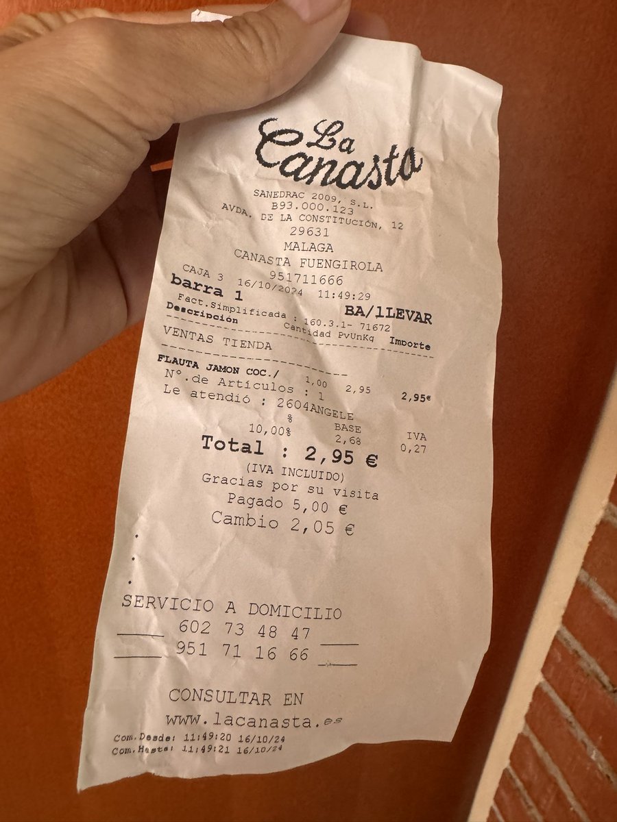 PalomaPgv's tweet photo. Mi novia se ha enfadado y ha preguntado el motivo por el cual el señor no podía entrar con un ticket a recoger SU BOCATA.
Oye pues no le han dejado pasar.
Ha tenido que esperar los 10 minutos y sacárselo a la puerta.
¿En qué coño nos estamos convirtiendo?

Así no @lacanasta_cafe https://t.co/mca3vM4qlw