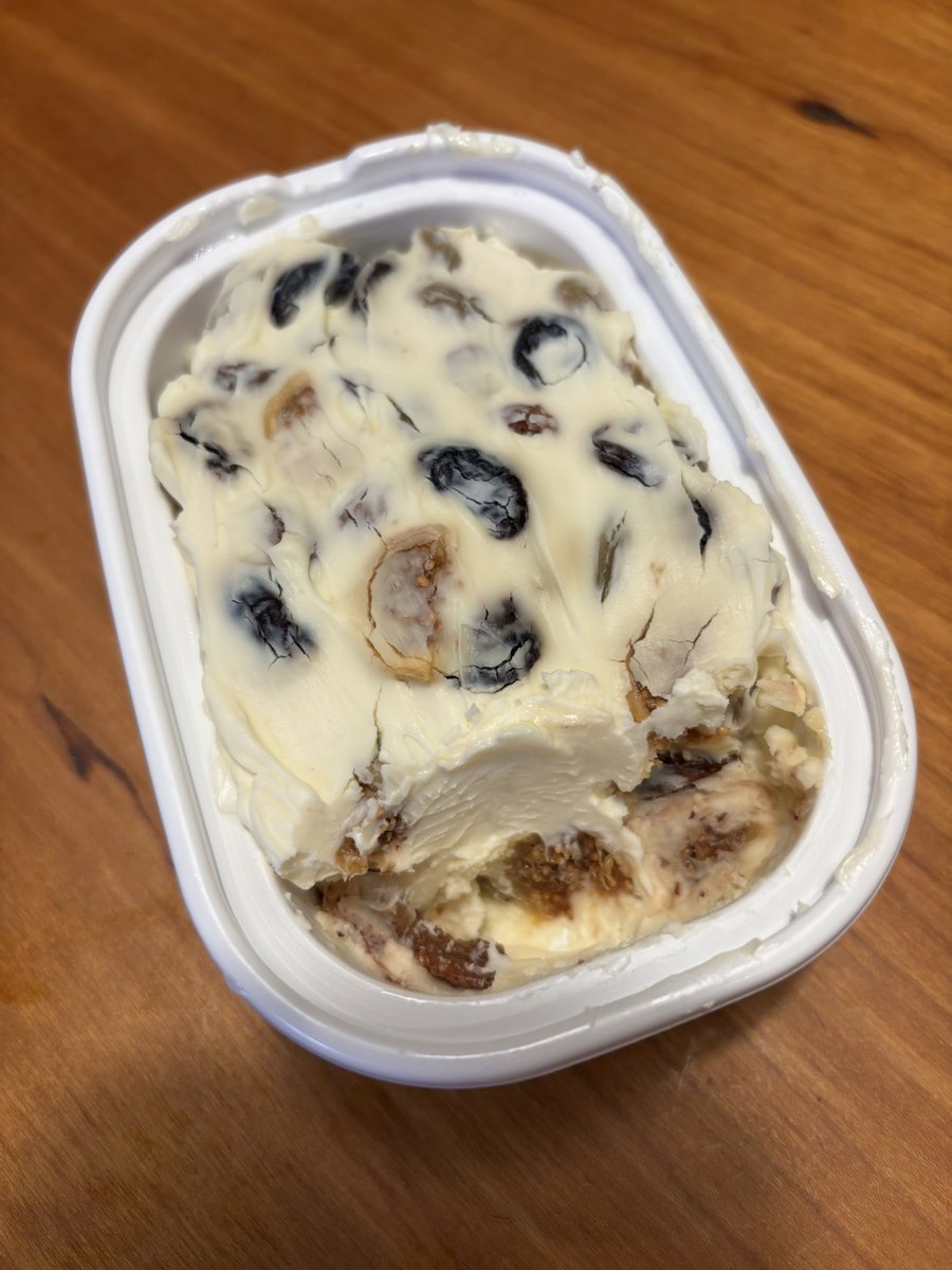 machirealestate's tweet photo. 一日置いたらこうなります🙆‍♀️クリームチーズの水分をドライフルーツが吸い取りクリームチーズは濃厚にドライフルーツはふんわり甘くなり、お互いがめちゃくちゃ美味しくなります🥰やってみてね✨ https://t.co/ePBHOVHbZS