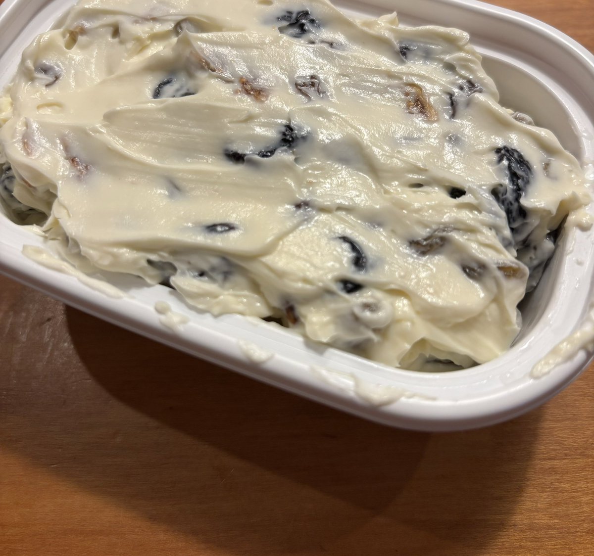 machirealestate's tweet photo. 一日置いたらこうなります🙆‍♀️クリームチーズの水分をドライフルーツが吸い取りクリームチーズは濃厚にドライフルーツはふんわり甘くなり、お互いがめちゃくちゃ美味しくなります🥰やってみてね✨ https://t.co/ePBHOVHbZS