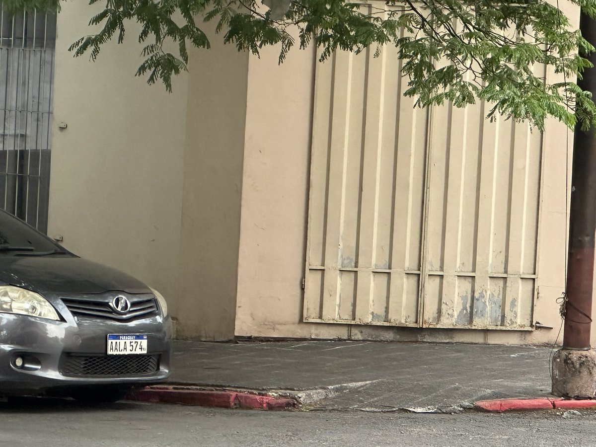aalliana's tweet photo. @asu_transito vehículo bloqueando peligrosamente la visual en Nuestra Sra de la Asunción esquina Jejuí https://t.co/DCOPhcQzXo