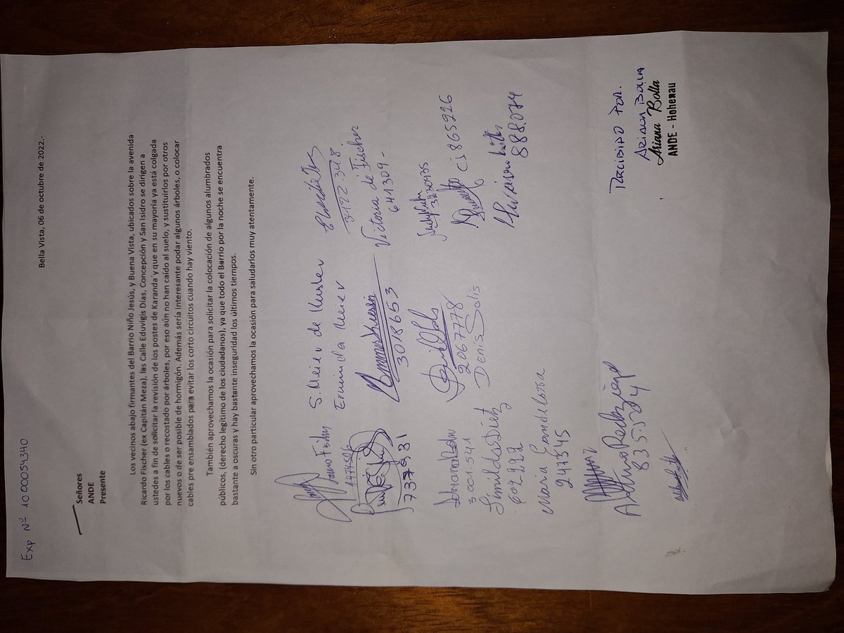 FischerLauro's tweet photo. @ANDEOficial Hace 2 años que entre los vecinos presentamos esta nota, reclamando un poste de karanday colgado por un árbol.. hasta ahora sigue exactamente igual. Y es justamente ahí donde ahora se cortaron los cables y nos dejan más de 12 horas sin luz. @ANDEOficial hartos estamos! https://t.co/wwfNDT4Jzy