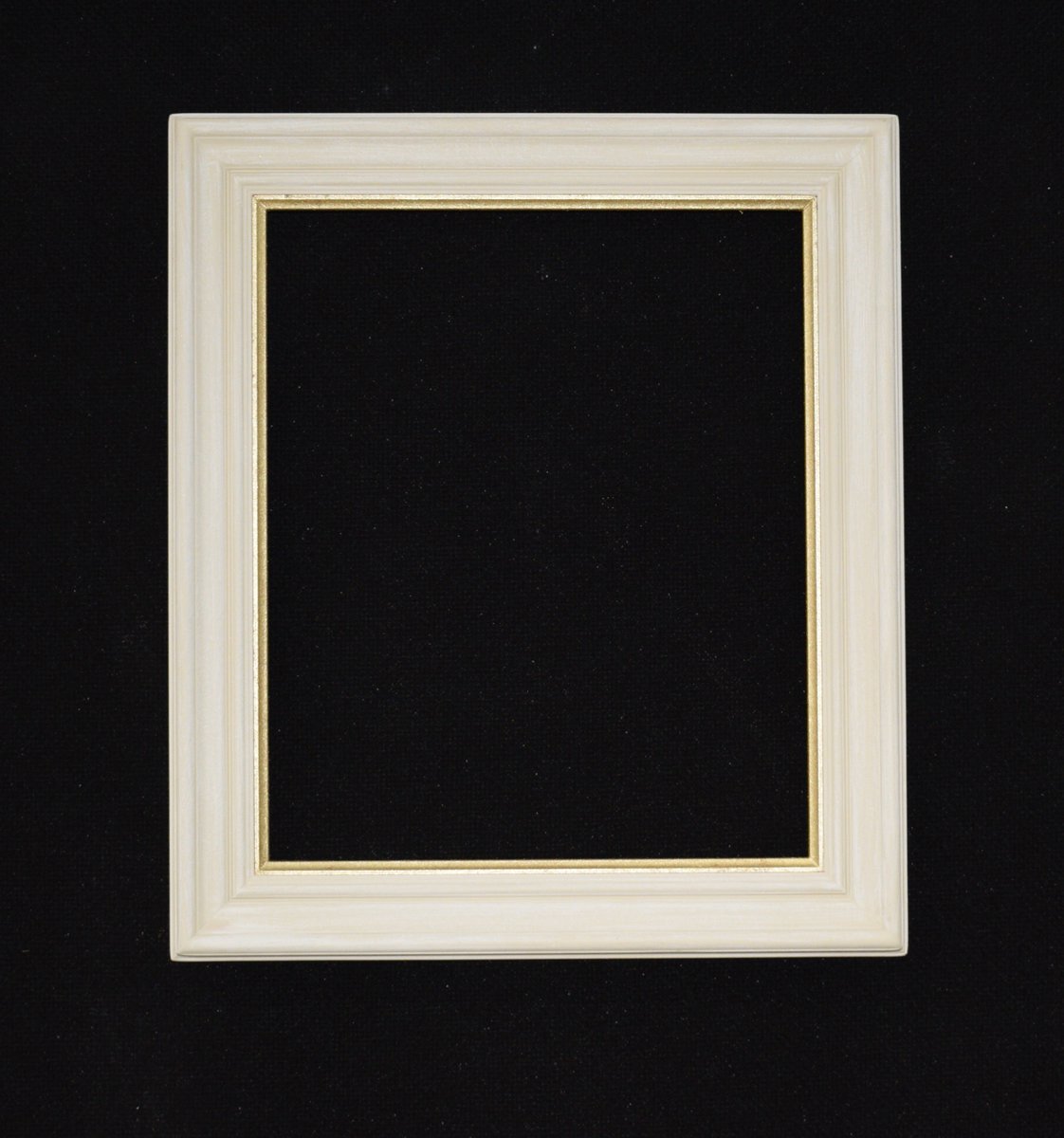 FrintonFrames's tweet photo. A two-tone picture frame using Farrow &amp; Ball Dimity and Joa's white. The combination gives a lovely contemporary feel to the frame. 
#interiordesigner #interiordesign #framing #framer #pictureframing #pictureframer #artist #art #farrowandball https://t.co/Eyz6IkUFaf