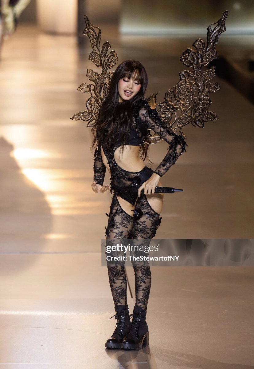 s2o00m8's tweet photo. สวยแซ่บมากๆลู้กกก #LISAxVictoriasSecret https://t.co/gC7cW7OKI7