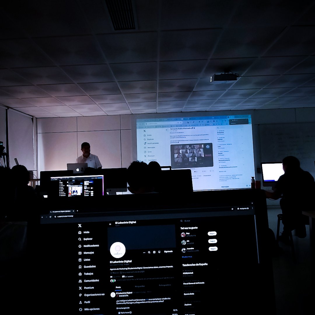 AleAlvarezEdits's tweet photo. Pov: primer clase de twitter con @FerRubioA. Desde el fondo también prestamos atención 👀 https://t.co/1ezmArIK7y