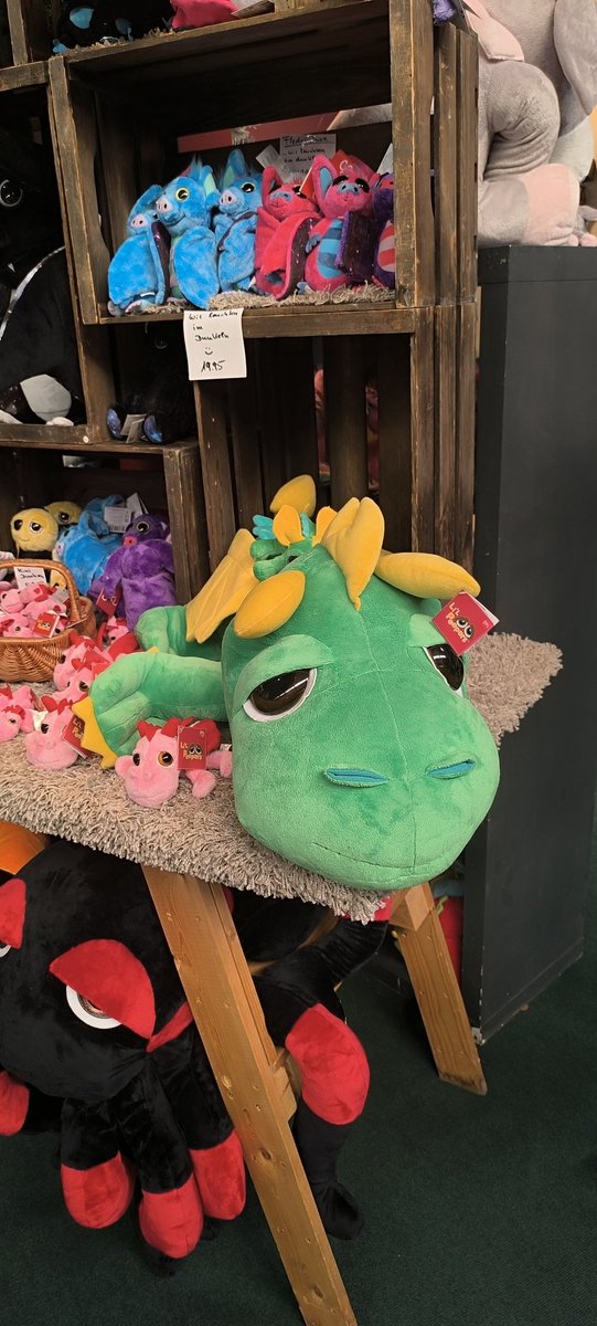 Für Kuscheltiere ist Riley nie zu alt 🦕