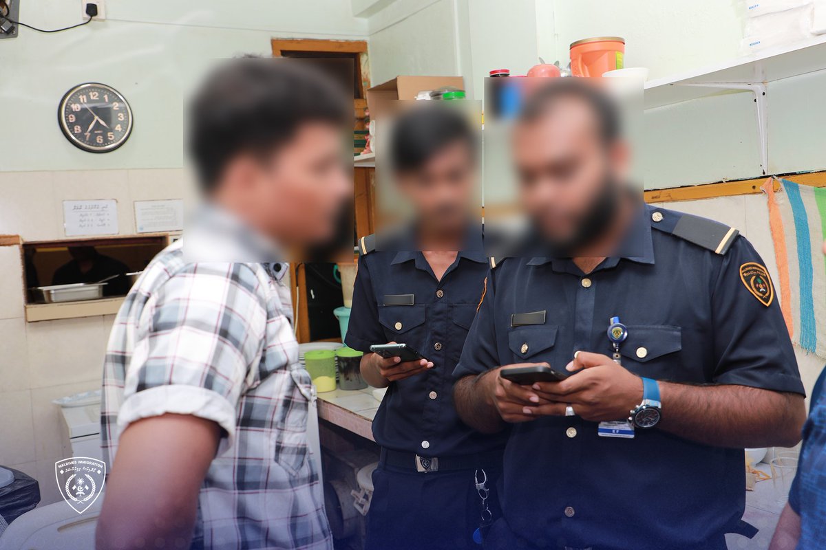 ImmigrationMV's tweet photo. ގަވާއިދާ ހިލާފަށް އުޅޭ ބިދޭސީން ބަލައި ފާސްކުރުމަށް ކުރަމުންދާ މަސައްކަތުގެ ތެރެއިން އިއްޔެ ވަނީ ހުޅުމާލެ ފޭސް 01 ގައި ޓޭކްއަވޭ/ކެފޭ ހިންގަމުންދާ 03 ތަނެއް ބަލައި ފާސްކޮށްފައި. އަދި މިތަންތަނުގައި ގަވާއިދާ ހިލާފަށް މަސައްކަތް ކުރަމުންދިއަ 2 ބިދޭސީއަކު ވަނީ އިމިގްރޭޝަންގެ ބެލުމުގެ ދަށަށް ގެނެވިފައި.

@PoliceMv