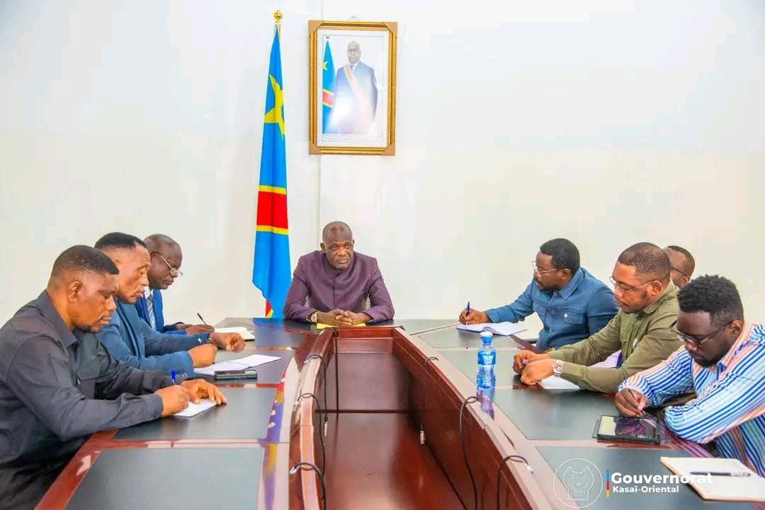 Augustin KAYEMBA MULEMENA préside une réunion sur le déplacement des poteaux électriques pour l’élargissement de la RN1

MBUJIMAYI, LE 11.10.2024|#CELCOM-PROGOU. 

Le Gouverneur intérimaire du Kasaï Oriental, Augustin KAYEMBA MULEMENA, a présidé ce vendredi 11 octobre 2024, une