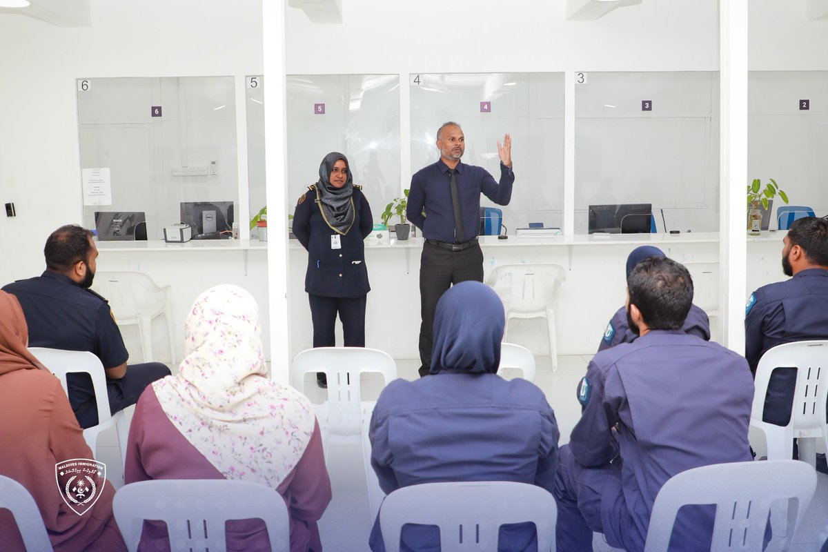 ImmigrationMV's tweet photo. ގަވާއިދާ ހިލާފަށް އުޅޭ ބިދޭސީން ބަލައި ފާސްކުރުމަށް ކުރަމުންދާ މަސައްކަތުގެ ތެރެއިން އިއްޔެ ވަނީ ހުޅުމާލެ ފޭސް 01 ގައި ޓޭކްއަވޭ/ކެފޭ ހިންގަމުންދާ 03 ތަނެއް ބަލައި ފާސްކޮށްފައި. އަދި މިތަންތަނުގައި ގަވާއިދާ ހިލާފަށް މަސައްކަތް ކުރަމުންދިއަ 2 ބިދޭސީއަކު ވަނީ އިމިގްރޭޝަންގެ ބެލުމުގެ ދަށަށް ގެނެވިފައި.

@PoliceMv