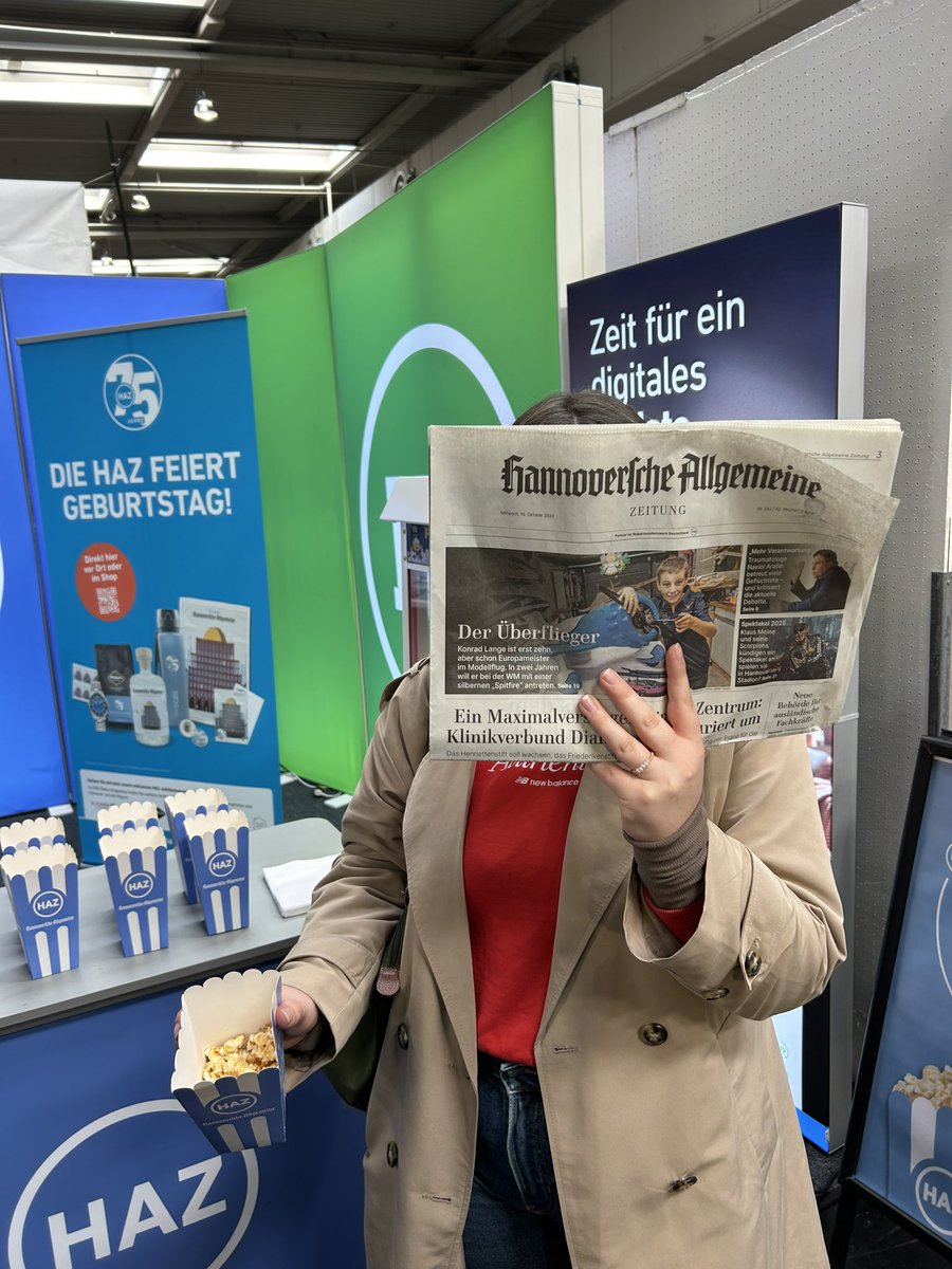 gossipxoxo12345's tweet photo. An alle Fashionistas und News-Liebhaber: Der @HAZ -Stand ist der Place to Be! Popcorn in der einen, die neuesten Nachrichten in der anderen Hand 🍿📰– so wird das Lesen zum Vergnügen. Wer kann da widerstehen? 
XOXO, Gossip Girl 💋 #HAZ #GossipgirlInfa24 #Infa24 https://t.co/zp8M0DGMDn