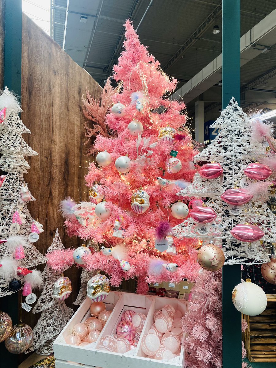 BarbiegoesInfa's tweet photo. Solche Weihnachtsbäume haben wir genauso auch im Barbieland!!💖 Wie schön, dass es die hier auch gibt. Feels like home.🎄💗✨ @GrinchgoesInfa Geht dir bei dem Anblick nicht das Herz auf?🥺

#Infa2024 #ChristmasinPink #Feelslikehome #Christmasworld https://t.co/AgeyTeOyNJ