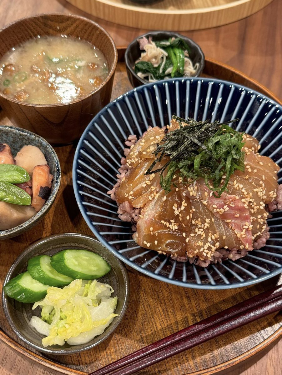 chocoha25's tweet photo. 漬け系はこのレシピが1番旨い。最高傑作です。醤油ごま大さじ2、お酒みりん大さじ1、生姜チューブ少しを混ぜて軽くチンして冷めたら鯛を一晩漬けるだけ。最後に出汁でお茶漬けするとさらに激ウマお店の味。脂の乗った鯛でこれやるとめちゃくちゃ旨いんよ… https://t.co/1JFFHEpXDI