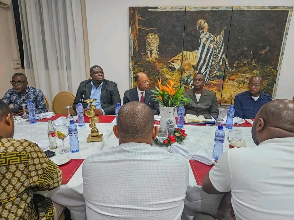 Jean Paul Mbuebua Kapo organise une rencontre décisive avec le caucus des députés pour le développement du Kasaï Oriental

KINSHASA, LE 10.10.2024 | #CELCOM-PROGOU.

Le Gouverneur du Kasaï Oriental, Jean-Paul MBUEBUA KAPO, a échangé jeudi 10 octobre 2024 dans la commune de la
