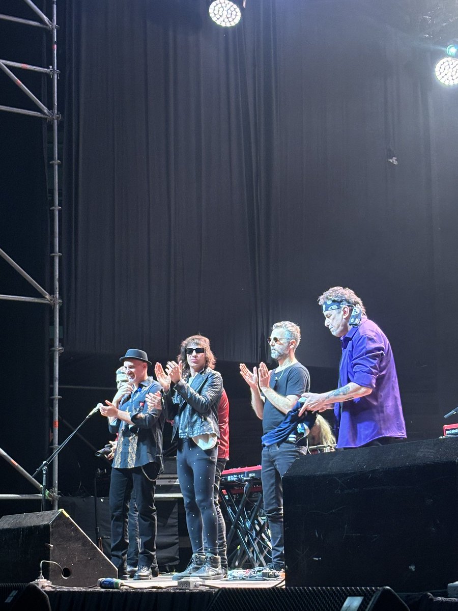 javromcarr's tweet photo. @calamarooficial gracias por deleitarnos con tus canciones, tremendos músicos. #rockargentino https://t.co/yhsk8sFxpR