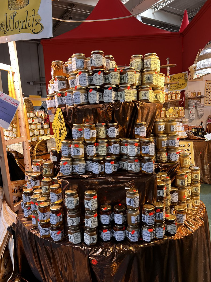 getUp_Hannover's tweet photo. Das ist aber eine Auswahl ! 🍯🐝

In Halle 24 auf der #infa wird man ja schnell mal zum Honigdachs 🦡

Trotzdem geht für mich als stolze Kanadierin nichts über den guten alten Ahornsirup! 🇨🇦🍁 https://t.co/XY1eAI1Q0S