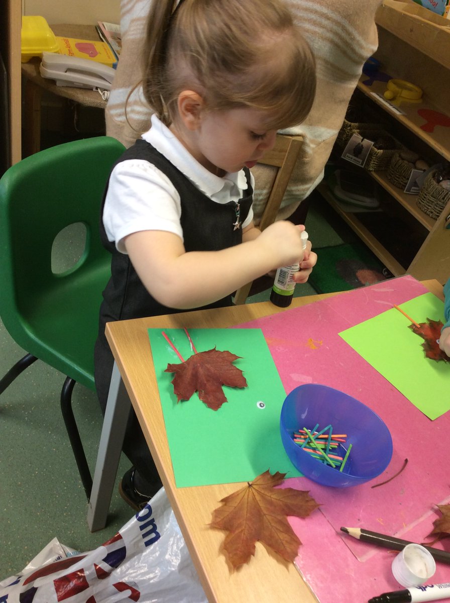OverfieldsPri's tweet image. Being very creative in nursery, printing with fruit and vegetables and making leaf creatures! 🥕🍐🍂