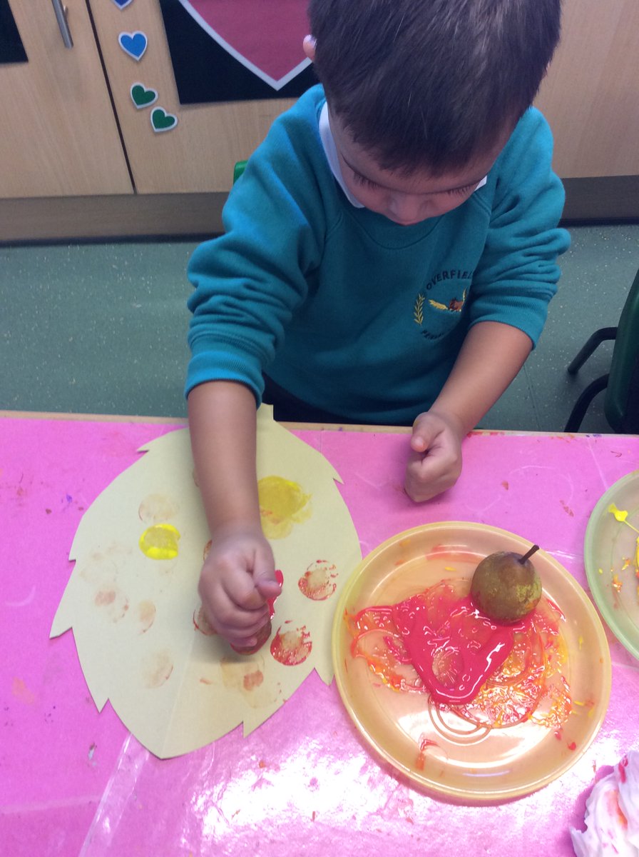 OverfieldsPri's tweet image. Being very creative in nursery, printing with fruit and vegetables and making leaf creatures! 🥕🍐🍂