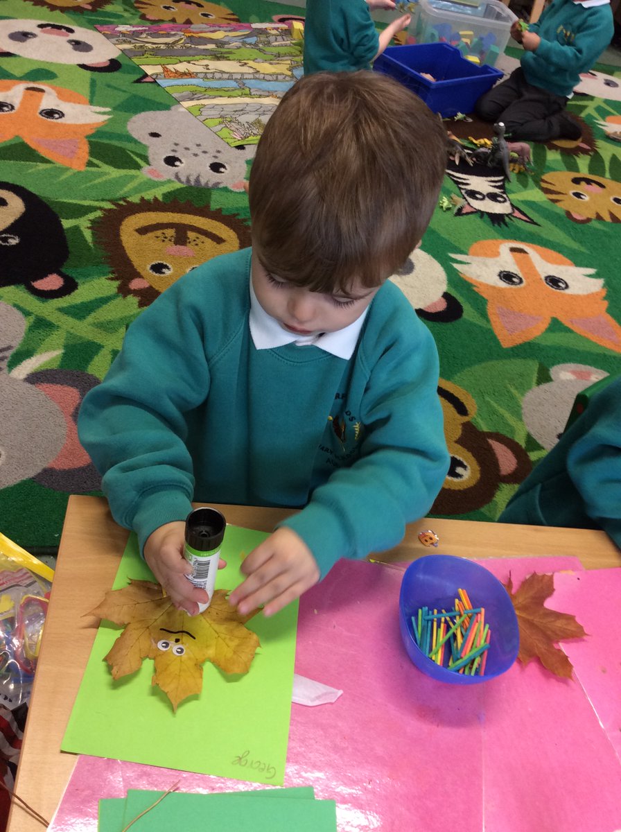 OverfieldsPri's tweet image. Being very creative in nursery, printing with fruit and vegetables and making leaf creatures! 🥕🍐🍂