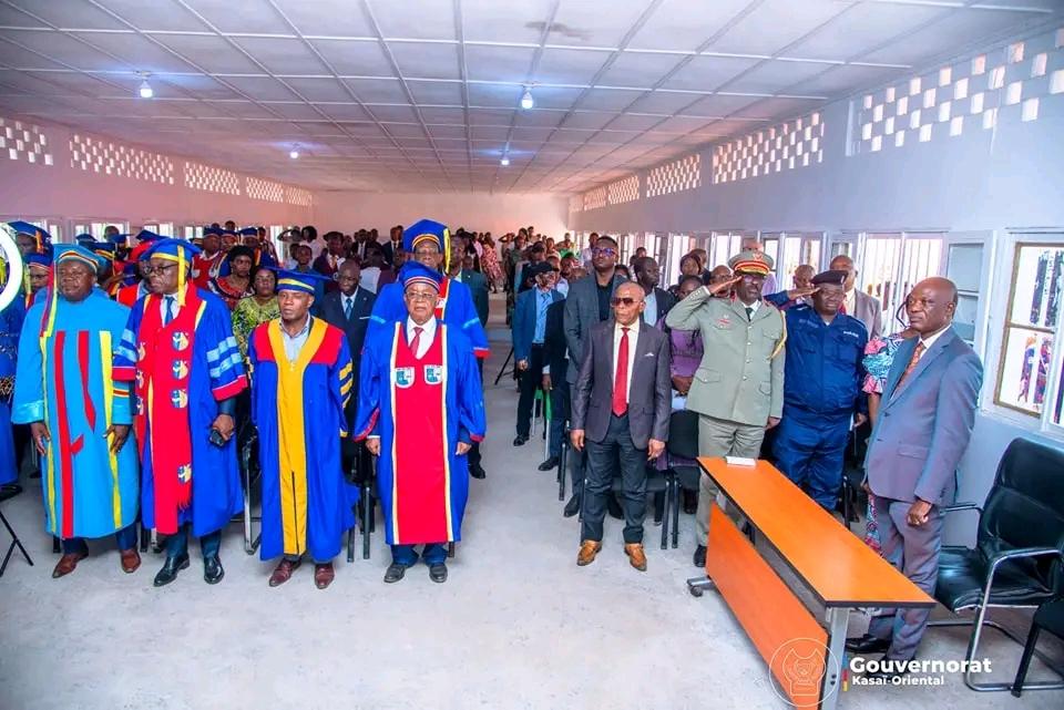 Augustin KAYEMBA MULEMENA préside la double cérémonie de collation des grades et de clôture de l'année académique 2023-2024 à l'UOM 

MBUJIMAYI, LE 12.10.2024|#CELCOM-PROGOU.

Le Gouverneur intérimaire, Dr Augustin KAYEMBA MULEMENA a présidé, ce samedi 12 octobre 2024, aux