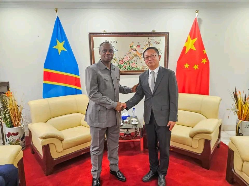 Diplomatie : Entretien entre Jean-Paul MBUEBUA KAPO et l'Ambassadeur de Chine 

KINSHASA, LE 11.10.2024|#CELCOM-PROGOU.

Le Gouverneur du Kasaï Oriental, Jean-Paul MBUEBUA KAPO, a eu un échange constructif ce vendredi 11 octobre 2024, avec l'Ambassadeur de Chine à Kinshasa,