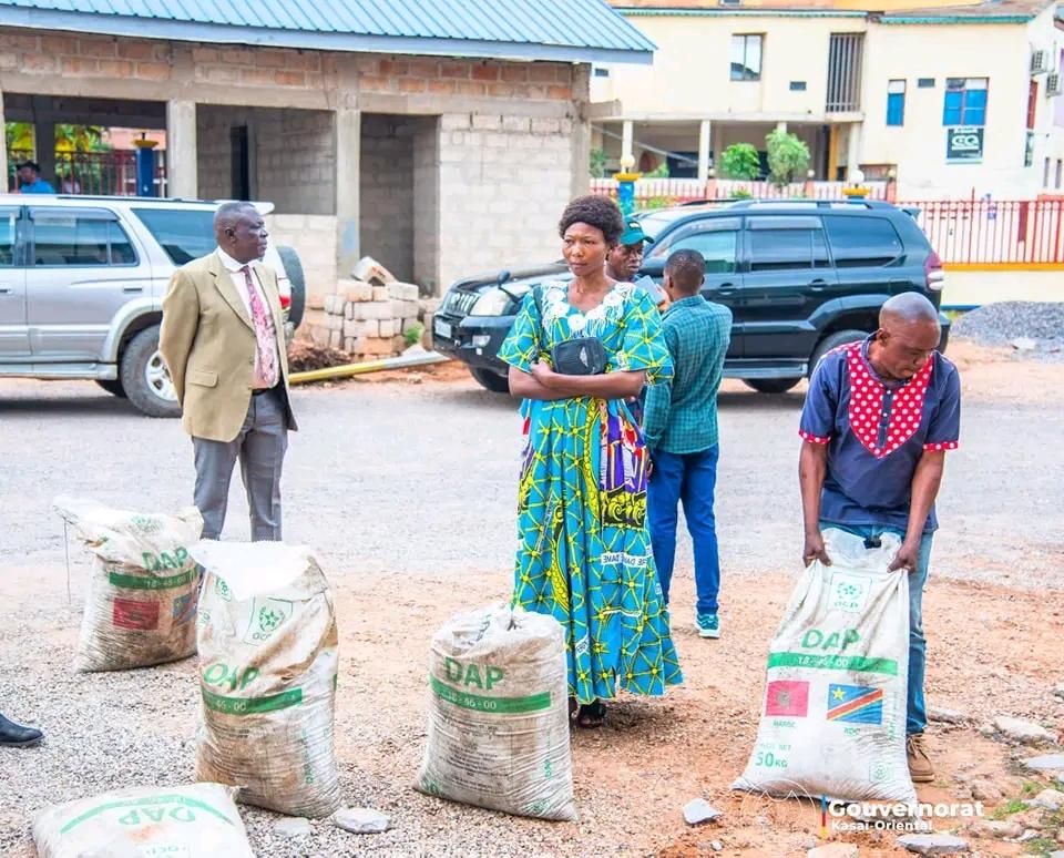 Les agriculteurs bénéficient des angrais de fond pour lutter contre l'insécurité alimentaire au Kasaï Oriental

MBUJIMAYI,LE 12.10.2024|#CELCOM-PROGOU.

En vue de garantir la
sécurité alimentaire au Kasaï Oriental, le Gouverneur intérimaire Augustin KAYEMBA MULEMENA a procédé