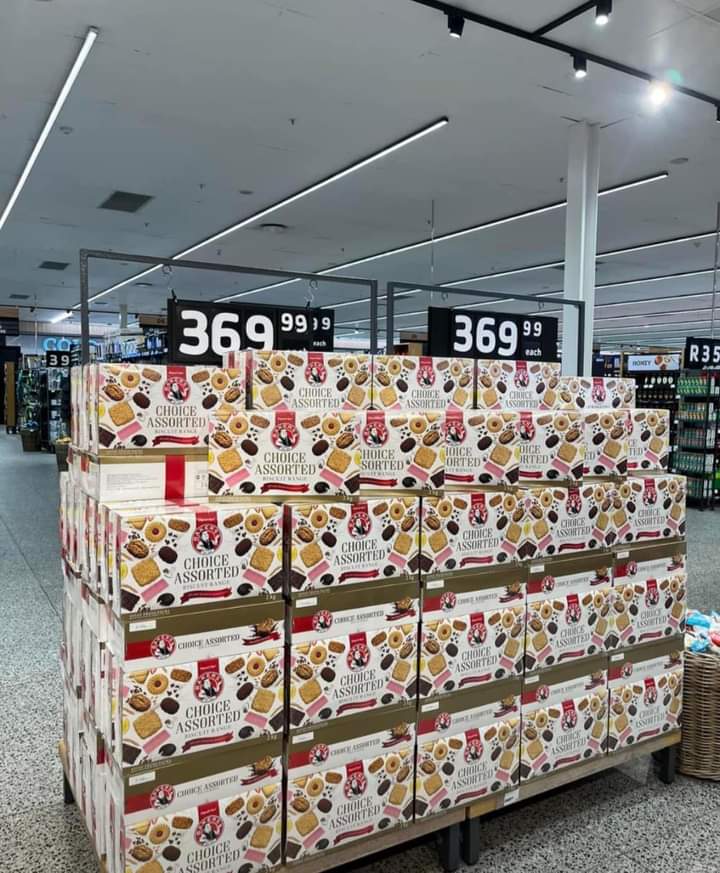 mamchunu's tweet photo. This year I am buying

- 1 pack Lemon Creams
- 1 pack Nuttikrusts
- 1 pack Eat Sum More
- 1 pack Romany Creams
- 1 pack wafers

Arranging them in a skhaftini and using my imagination. Ngeke ngidlale laba. https://t.co/qKkbmESpcC