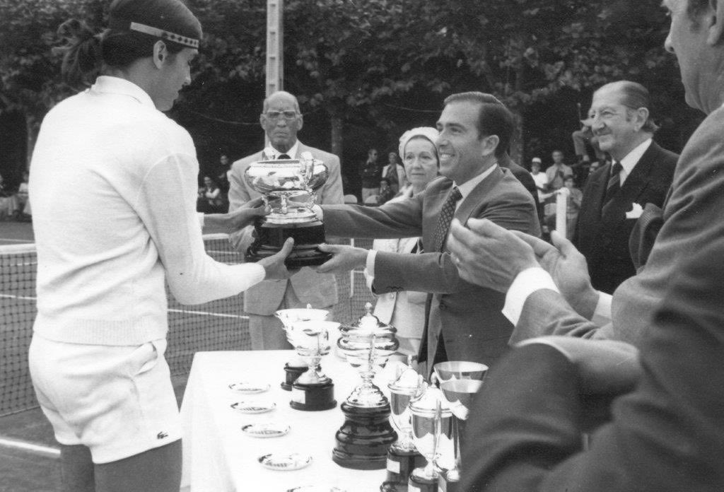 1974. Victor Pecci recibe el premio de campeón en el Real Club de Tenis San Sebastián de manos de Marcelino Oreja. Detrás se puede ver a Asís Alonso expresidente de la Fed Vasco hermano de Manuel y Pepe Alonso ⁦<a href="/RCTSS/">RCTSS</a>⁩ ⁦<a href="/Victor_Pecci/">Víctor Manuel Pecci</a>⁩