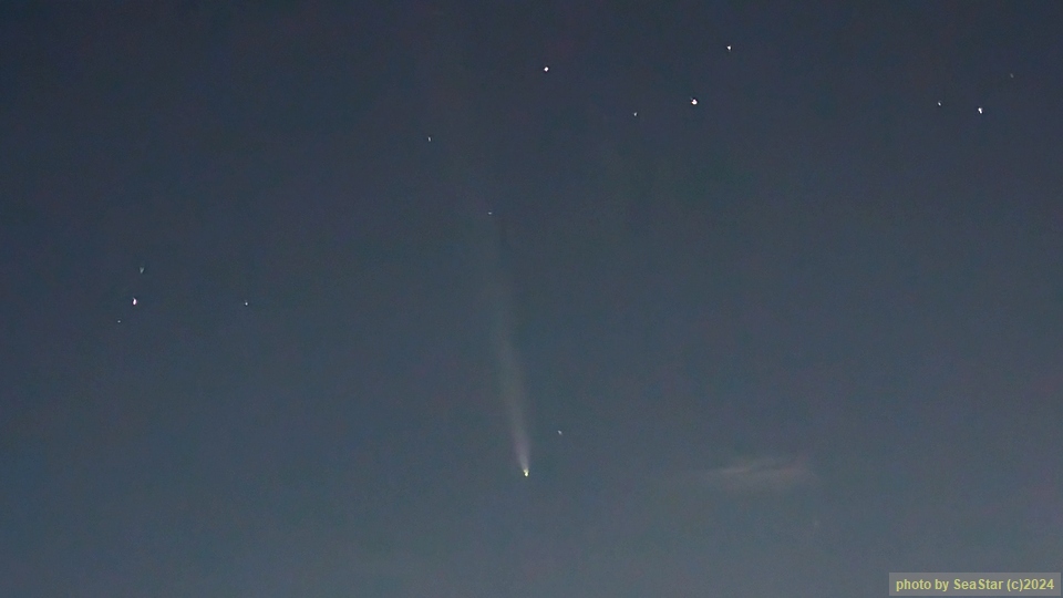 UmiHoshi's tweet photo. 今晩，撮影してきた #紫金山アトラス彗星 
スマホ手持ちの夜景モードでお任せ撮影が一番それっぽく写せた。裸眼では，細長い姿の位置がわかる程度だった。
2024/10/16 19:37頃 @浦添市
#紫金山・アトラス彗星 
#GooglePixel6pro https://t.co/nsCKJ9MHtI