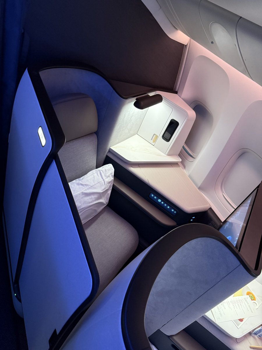 spin9's tweet image. Cathay Pacific เปิดตัวที่นั่ง Business Class แบบใหม่ ในชื่อ Aria Suite มีประตูปิดทุกที่นั่ง

- ปรับปรุงกับ Boeing 777-300ER เดิม (Retrofit)
- จัดเรียง 1-2-1 มีประตูปิดทุกที่นั่ง
- หน้าจอ 24 นิ้ว 4K
- มีระบบจำตำแหน่งที่นั่ง
- มีปลั๊ก Universal , USB-C และ USB-A
- ที่นั่งโซนกลาง…