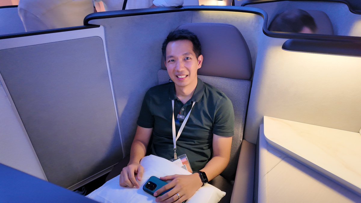 spin9's tweet image. Cathay Pacific เปิดตัวที่นั่ง Business Class แบบใหม่ ในชื่อ Aria Suite มีประตูปิดทุกที่นั่ง

- ปรับปรุงกับ Boeing 777-300ER เดิม (Retrofit)
- จัดเรียง 1-2-1 มีประตูปิดทุกที่นั่ง
- หน้าจอ 24 นิ้ว 4K
- มีระบบจำตำแหน่งที่นั่ง
- มีปลั๊ก Universal , USB-C และ USB-A
- ที่นั่งโซนกลาง…